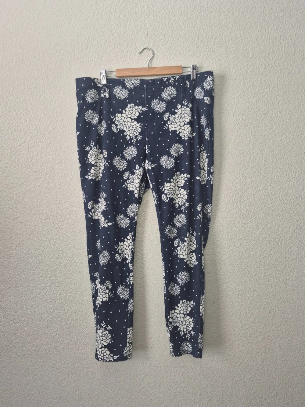 Terra & Sky Womens 1X 16W-18W Navy White Floral Stretch Skinny Pants
